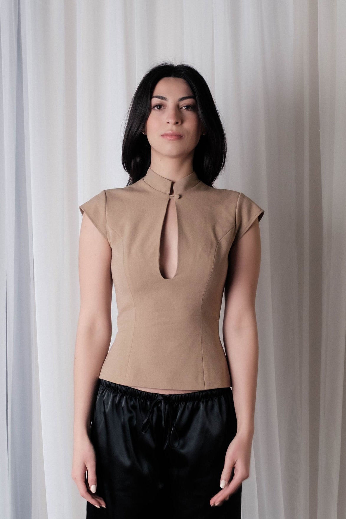 Locket Top-Sand